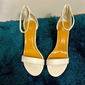 Windsor Women's White Courts